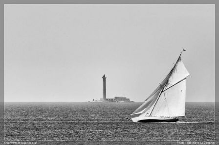 Les Voiles du Vieux Port 2012 : MoonBeam IV passe le Phare de Planier